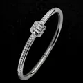 Macro di un bracciale rigido in acciaio al titanio argento con dettagli in pavé di zirconi - Taglia unica / Argento (Stile Vita a Vespa)