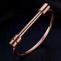 Bracciale rigido in acciaio inossidabile oro rosa lucido con chiusura a vite a specchio - Taglia unica / Oro Rosa (Stile Ferro di Cavallo)