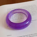 Bracciale rigido in resina viola traslucida con glitter fini e forma geometrica unica - Stile Rotondo / Glitter Viola