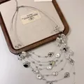 Vista dettagliata di una collana multistrato vintage francese con perle d'argento irregolari. - Stile con Nappine Multistrato e Perle Irregolari / Bianco (Catena d'argento)