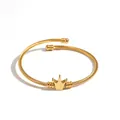 Detailopname van een minimalistische goudkleurige titaniumstalen armband met kroonbedel - Kroon Gedraaide Touwstijl (S709) / Goud