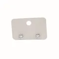 Boucles d'oreilles cœur argentées avec zircons étincelants sur carte de présentation - Stud boucles d'oreilles / Argenté