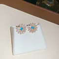 Detaillierte Ansicht eleganter Gänseblümchen-Ohrstecker mit blauem Kern und Strass - Gänseblümchen Ohrstecker (4#) / Gold-Blau