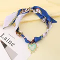 Elegante collana girocollo in seta stampata vintage con ciondolo a cuore in smalto azzurro - Blu e Bianco
