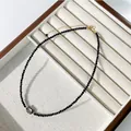 Dettaglio di un girocollo di perline nere con ciondolo a testa di gatto in scatola regalo. - 9# Collana-Nero