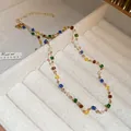 Vista dettagliata di una collana di perline in vetro colorato su un vassoio da gioielli. - 10# Collana - Multicolore