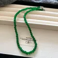 Dettaglio di un'elegante collana di perle di vetro verde con chiusura in acciaio. - Collana N. 21 - Verde - 6 Mm
