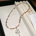 Primo piano di una collana di perle di vetro colorate con perle su un vassoio per gioielli. - Collana N. 25 - Colorata