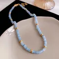 Vista dettagliata della collana di perle azzurre con distanziatori dorati - Collana 28# - Blu