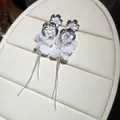Elegante silberne Blumenohrringe mit weißen Blütenblättern und langen Quastenketten - Metall Blume Quaste Stil (28#)