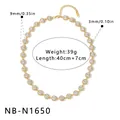 Vista detallada del collar de acero chapado en oro con brillantes circonitas - Collar de Strass Blanco Incrustado (NB-N1650)