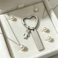 Detailweergave van hartvormige roestvrijstalen sleutelhanger met jongensbedeltje - Jongen Hanger / Staalkleur