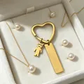 Vue détaillée d'un porte-clés doré en forme de cœur avec pendentif garçon et barre - Pendentif Garçon / Or