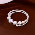 Bracciale a doppio strato di perle e sfere dorate su velluto rosso scuro per un look lusso - Bracciale Aperto con Perle a Strati