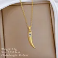 Makroaufnahme der Gold-Horn-Anhänger mit blauem Edelstein und Maßen 0.7x2.8cm - Horn Stil (E511) / Gold