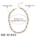 Primo piano dettagliato della collana con fiori di strass colorati e specifiche del prodotto - Collana Fiore (NB-N1645) / Oro 18K / Oro con Strass Multicolore