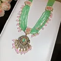 Detailansicht einer mehrlagigen grünen Perlenkette im Vintage-Palaststil mit Anhänger - Halskette / Grün-Rosa