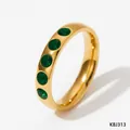 Detailopname van een gouden roestvrijstalen ring met vijf ingelegde smaragdgroene zirkoon - Maat 7 / 绿色水钻(KBJ313) / Goud