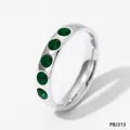 Detailopname van een zilveren roestvrijstalen ring met vijf ingelegde groene zirkonen - Maat 6 / 绿色水钻(PBJ313) / Zilver