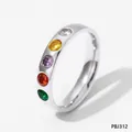 Gedetailleerd macrozicht van een gepolijste roestvrijstalen ring met gekleurde zirkonia - Maat 6 / 彩色水钻(PBJ312) / Zilver