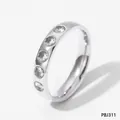 Macrodetail van roestvrijstalen ring met vijf ingelegde sprankelende zirkoniasteen - Maat 6 / 白色水钻(PBJ311) / Zilver
