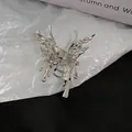 Detalle de pinza para el pelo tipo mariposa en metal líquido plateado con arrugas - Plateado