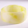 Klobiges Harz-Armband mit gelb-weißem Marmormuster und unregelmäßiger geometrischer Form - Breiter Harz-Stil (31)
