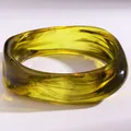 Transparente bernsteinfarbene Harz-Manschette mit schwarzen Wirbeln und Geometrie - Breiter Harz-Stil (6)