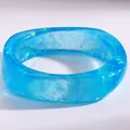 Transparenter blauer Kunstharz-Armreif mit schillernder Folie in dickem geometrischem Design - Breiter Harz-Stil (8)
