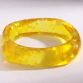 Gelbes Harz-Armband mit funkelnden Goldflittern und unregelmäßiger Geometrie - Breiter Harz-Stil (9)