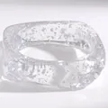 Transparenter Harz-Armreif mit silbernen Metallflocken in unregelmäßiger geometrischer Form - Breiter Harz-Stil (12)