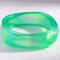 Unregelmäßiger grüner Kunstharz-Armreif mit bunter Aurora-Optik und minimalistischem Stil - Dicker Aurora-Stil (19)