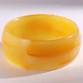 Unregelmäßiger geometrischer Harz-Armreif in leuchtend gelber Bernstein-Marmor-Optik - Breiter Harz-Stil (30)