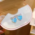 Primo piano dettagliato di orecchini a cuore in zircone blu con design a farfalla di cristallo - 31# Perno Argento - Argento - Blu