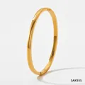 Brazalete ovalado de acero inoxidable dorado pulido para un estilo minimalista - Brazalete Liso Ovalado (SAK935) / Dorado