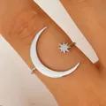 Nahaufnahme eines verstellbaren Rings aus Edelstahl mit Sichelmond und Sternmotiv - Offener Ring (A-1101) / Stahlfarben