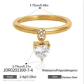 Gedetailleerde weergave van 18k vergulde roestvrijstalen ring met hartvormige steen - Hartvormige Hanger (JDR0201300-7-4) / Goud