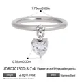 Gedetailleerde macro-weergave van een roestvrijstalen hartjesring met specificaties - Hartvormige Hanger (JDR0201300-S-7-4)