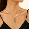 Collana a doppio strato dorata con perle e pendente a conchiglia smaltata blu su modella - Stile Perla Conchiglia Ciano Oro (8060)