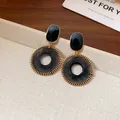 Orecchini tondi dorati con motivo a rete nero e parte superiore ovale su supporto - Stile perno in argento / Oro-Nero