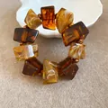 Makroansicht des Vintage-Bernstein-Acryl-Armbands mit Maillard-Ästhetik-Tönen. - 37# Silberstift - Kaffee