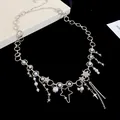 Nahaufnahme der silbernen Taillenkette mit Perlen, Strass und Sternenanhängern. - Sternenperle Quaste Stil / Silber