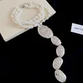 Dettaglio della collana di perle multifilo con pendenti ovali in argento martellato - Argento