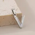 Pendentif lettre V élégant en acier titane avec incrustation de nacre blanche irisée - Pendentif Lettre V (KP115560-K)