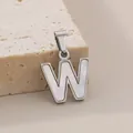 Pendentif lettre 'W' en acier inoxydable serti de nacre blanche naturelle élégant - Pendentif Lettre W (KP115561-K)