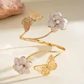Elegante bracciale da braccio dorato con farfalla e fiore di perla da donna - Cachi