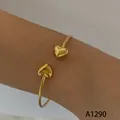 Élégant bracelet jonc ouvert en acier inoxydable plaqué or avec détail de cœur - Style Coeur (A1290) / Or