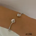 Bracelet jonc ouvert minimaliste avec cœurs en acier inoxydable, finition argentée - Style Coeur (A1290) / Argent