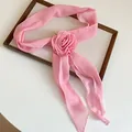 Nahaufnahme eines eleganten rosa Chiffonschals mit einer zarten, handgefertigten Stoffrose - Zweiteiliges Set (Haar- und Halsschmuck) / Rosa