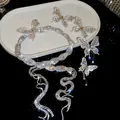 Elegantes Schmuckset mit Strass-Schmetterlingen: Halskette, Ohrringe und Haarspange - Halsketten-Set / 5-teiliges Set / Silber
